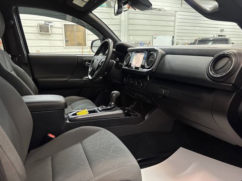 Used 2018 Toyota Tacoma TRD Sport image 27