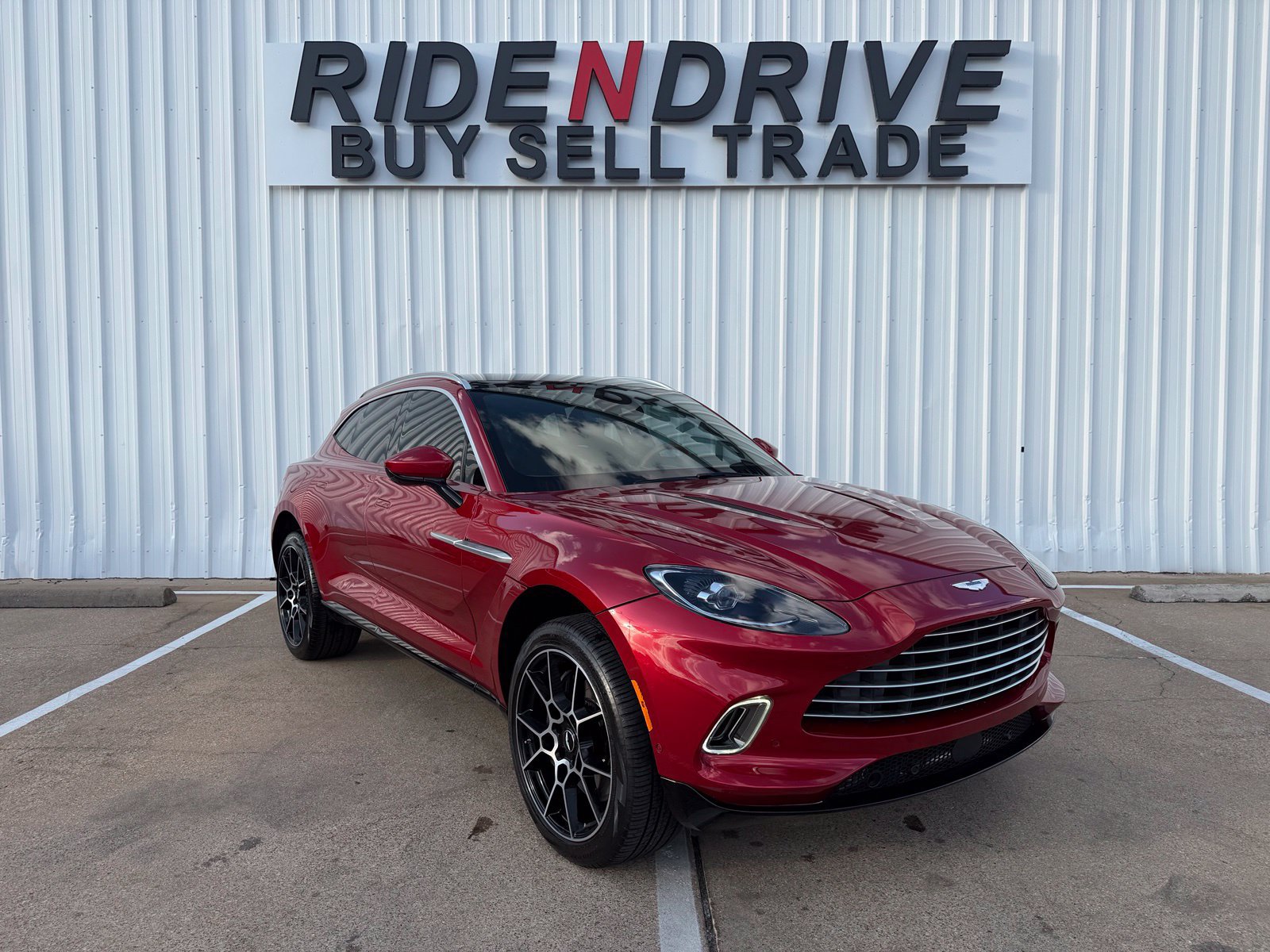 Used 2021 Aston Martin DBX AWD/4WD image 10