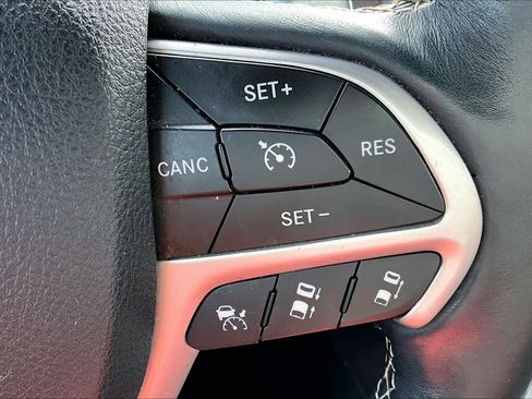 Used 2014 Jeep Grand Cherokee Overland w/ Advanced Technology Group AWD/4WD image 22