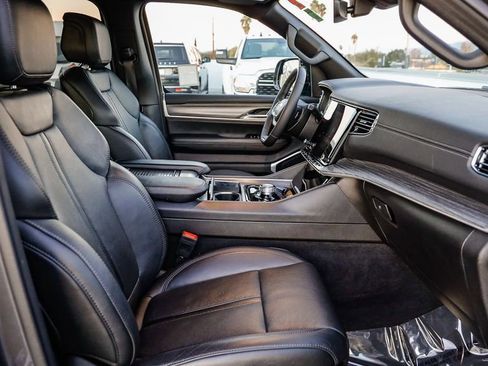 Certified 2024 Jeep Wagoneer L Series II w/ Flexible Seating Group image 17