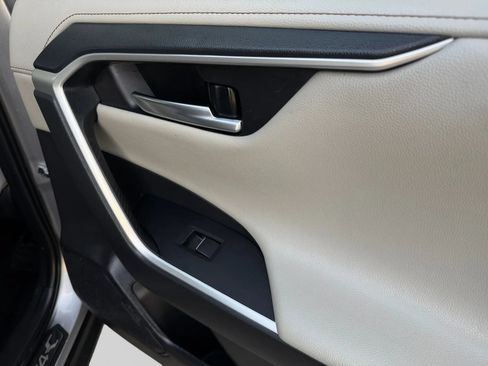 Used 2019 Toyota RAV4 Limited FWD image 20