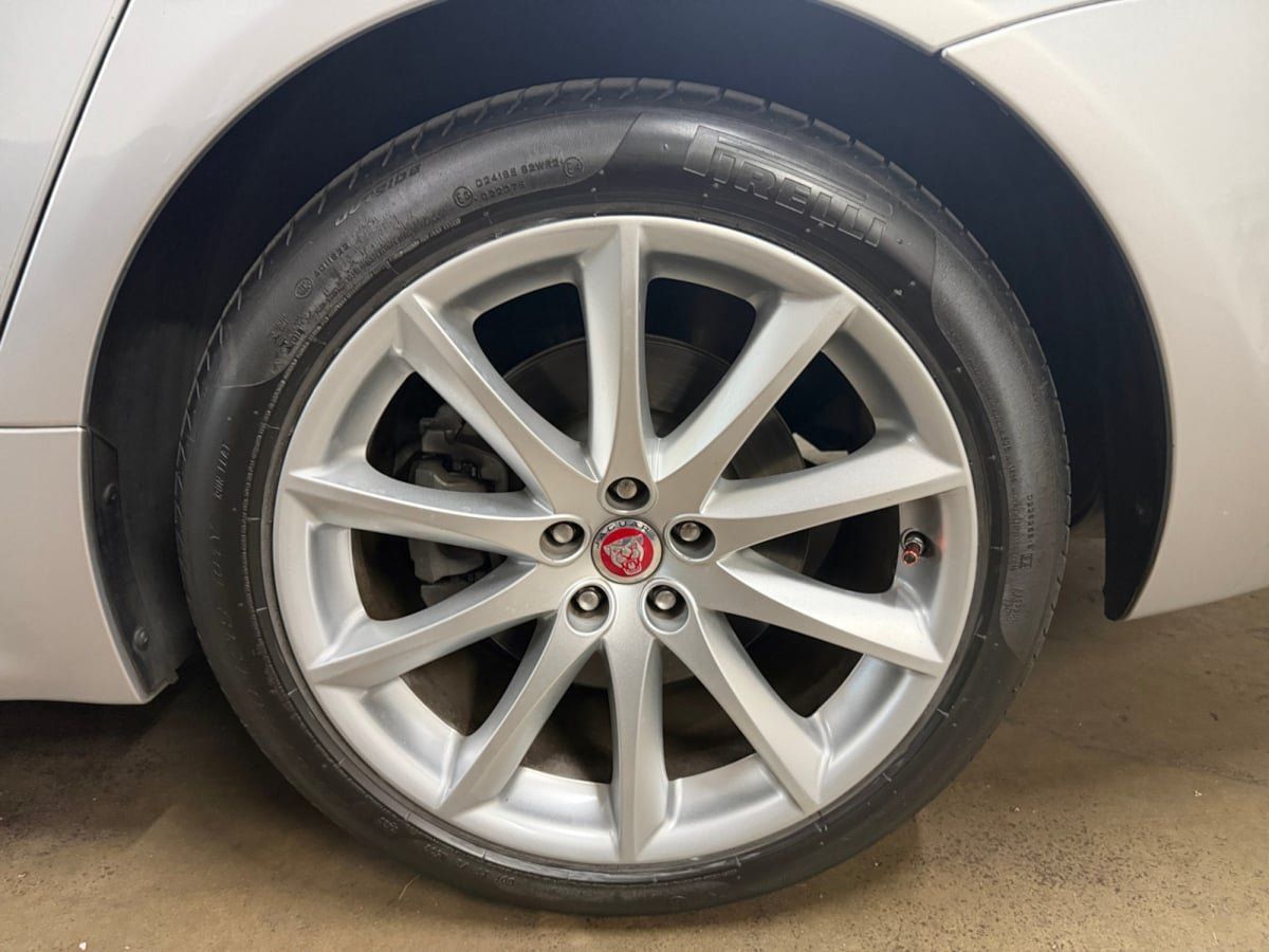 Used 2016 Jaguar XJ R-Sport RWD image 23
