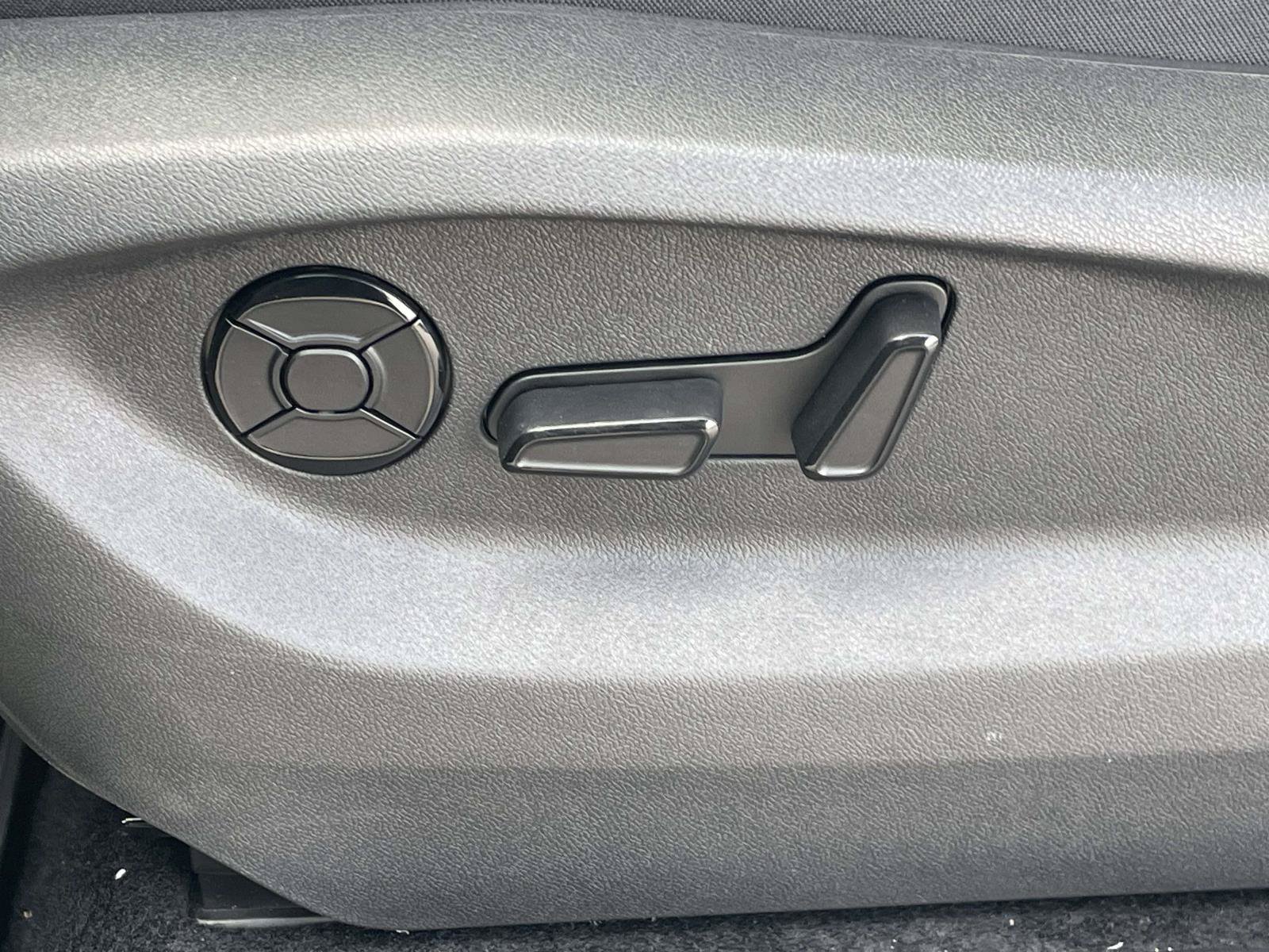 New 2026 Volkswagen Tiguan SE R-Line FWD image 19