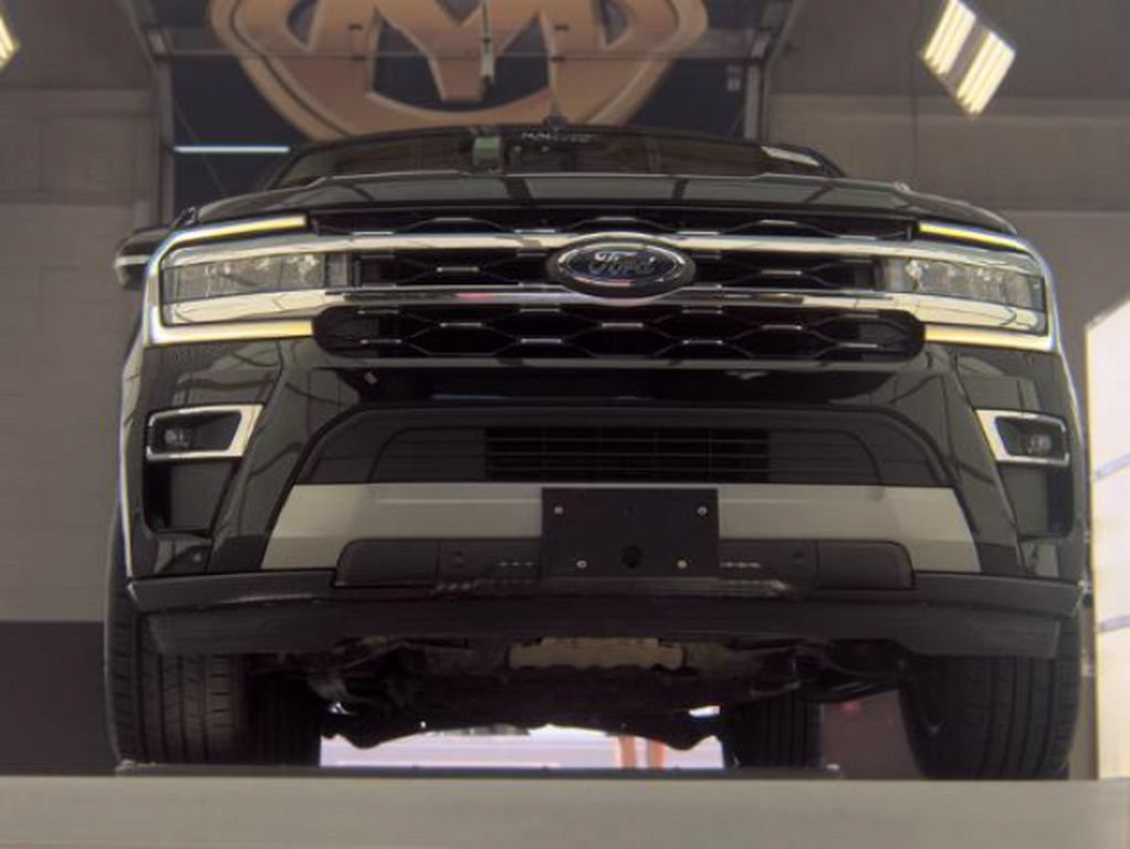 Used 2024 Ford Expedition Max Limited AWD/4WD image 3