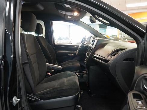Used 2017 Dodge Grand Caravan SE image 28