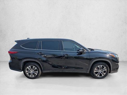 Used 2022 Toyota Highlander XLE image 7