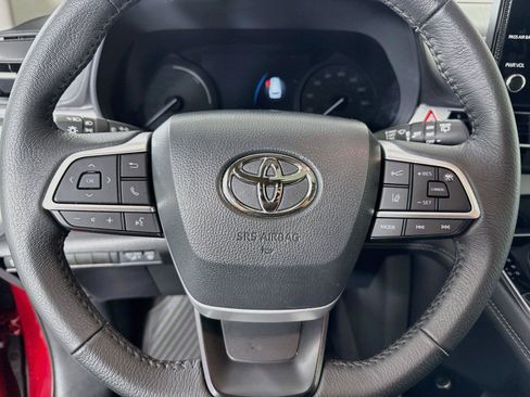 Certified 2026 Toyota Sienna XLE FWD image 17