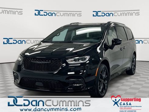 New 2026 Chrysler Pacifica Limited AWD/4WD image 1