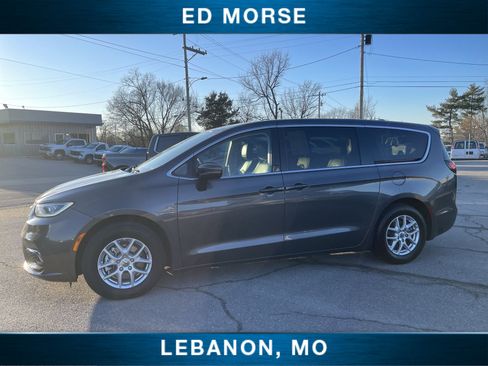 Used 2023 Chrysler Pacifica Touring-L image 10