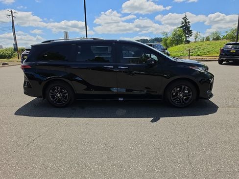 Used 2025 Toyota Sienna XSE AWD/4WD image 7