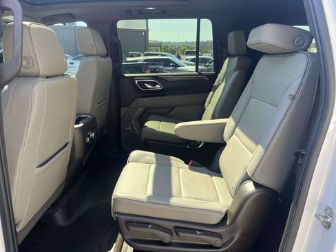 Used 2022 GMC Yukon XL SLT w/ SLT Premium Package RWD image 13
