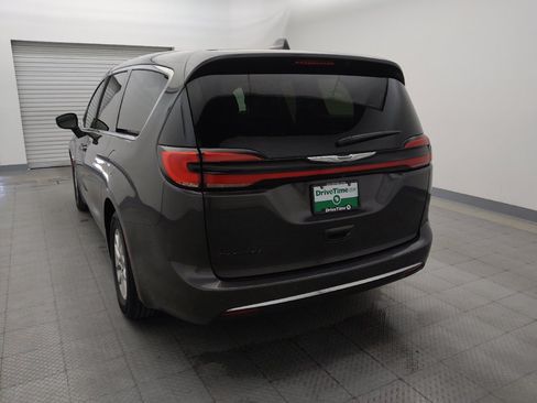 Used 2023 Chrysler Pacifica Touring-L FWD image 6