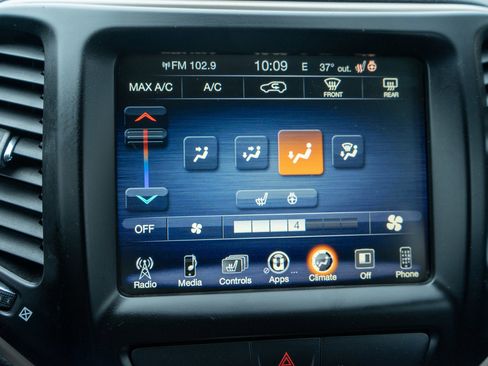 Used 2017 Jeep Cherokee Latitude w/ Cold Weather Group image 17