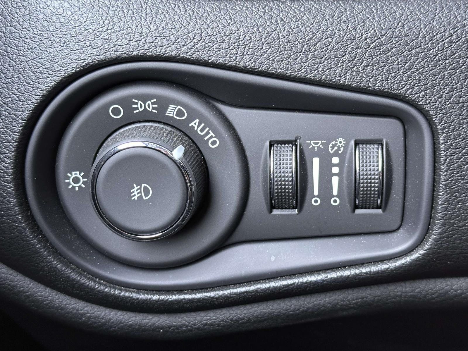 Used 2020 Jeep Renegade Limited AWD/4WD image 24