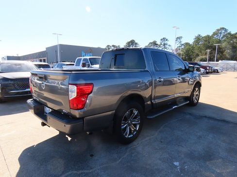 Used 2017 Nissan Titan SV image 11