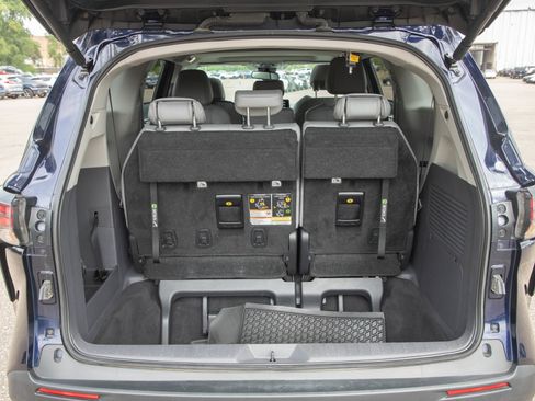 Used 2023 Toyota Sienna XLE FWD image 18