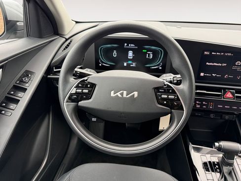Used 2024 Kia Niro LX image 13