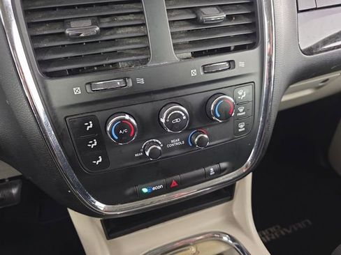 Used 2014 Dodge Grand Caravan SXT image 23