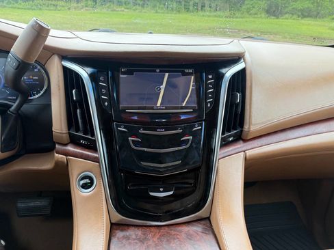 Used 2016 Cadillac Escalade Platinum AWD/4WD image 21