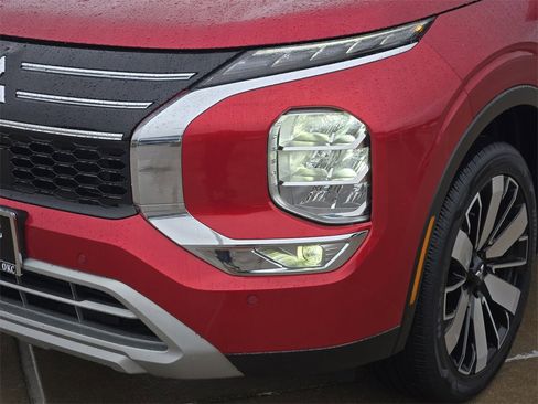 Used 2025 Mitsubishi Outlander SE image 30