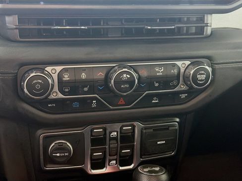 Used 2024 Jeep Wrangler Unlimited Sahara AWD/4WD image 22