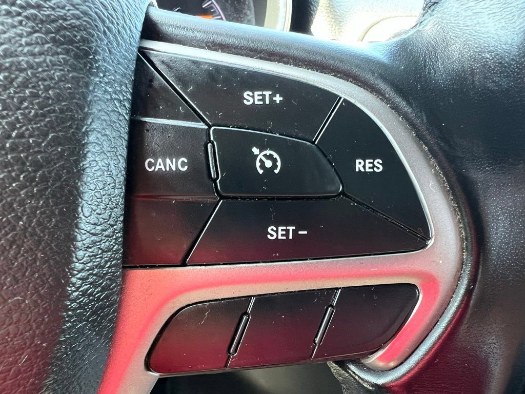 Used 2021 Jeep Grand Cherokee Laredo AWD/4WD image 39