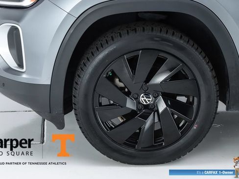 Used 2024 Volkswagen Atlas SE w/ Panoramic Sunroof Package FWD image 5