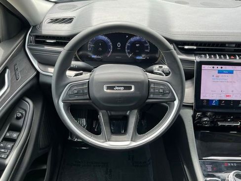 Used 2023 Jeep Grand Cherokee Limited w/ Black Appearance Package AWD/4WD image 11
