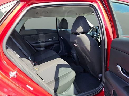 Used 2025 Hyundai Elantra SE image 11