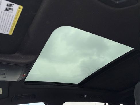 Used 2023 Volkswagen Tiguan SE R-Line image 4