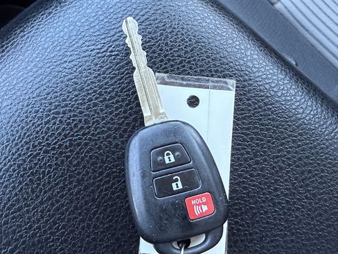 Used 2013 Toyota RAV4 XLE image 28