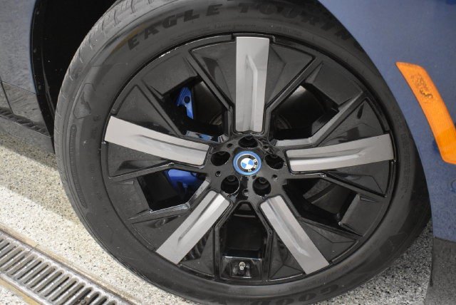 Used 2024 BMW iX xDrive50 w/ Sport Package AWD/4WD image 30