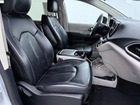 Used 2023 Chrysler Pacifica Touring-L FWD image 16