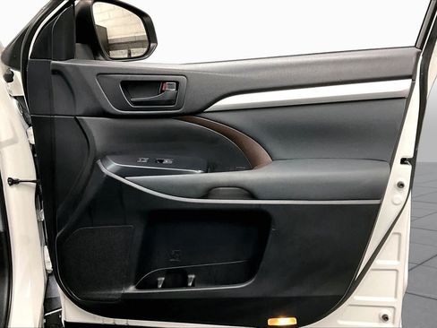 Used 2019 Toyota Highlander LE w/ Carpet Mat Package (TMS) FWD image 21