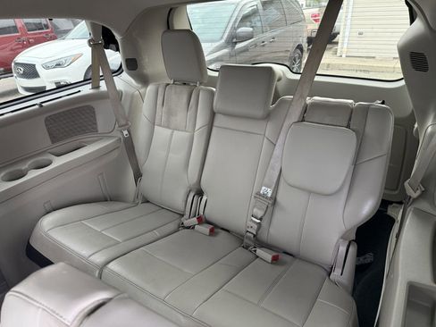 Used 2014 Chrysler Town & Country Limited w/ Luxury Group image 12