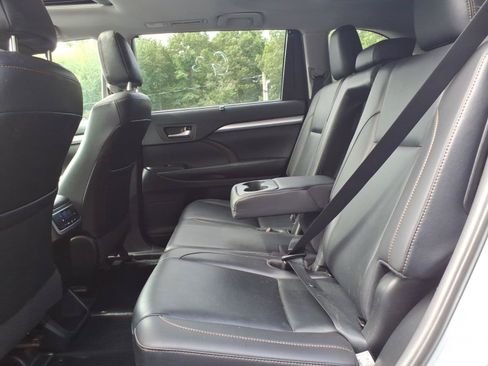 Used 2019 Toyota Highlander XLE AWD/4WD image 10