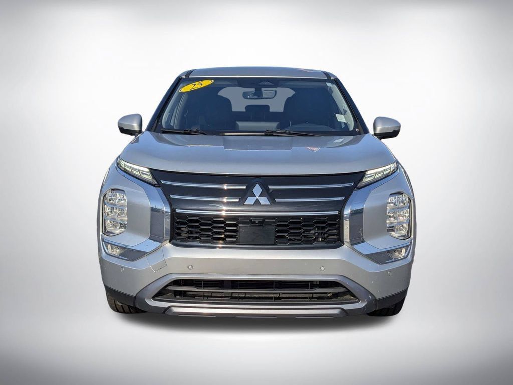 Used 2025 Mitsubishi Outlander SE FWD image 9