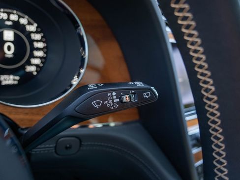 Used 2024 Bentley Bentayga image 10