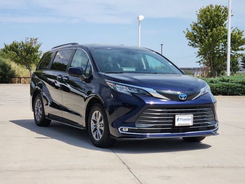 Used 2023 Toyota Sienna XLE w/ XLE Plus Package AWD/4WD image 3