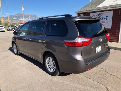 Used 2015 Toyota Sienna XLE FWD image 3