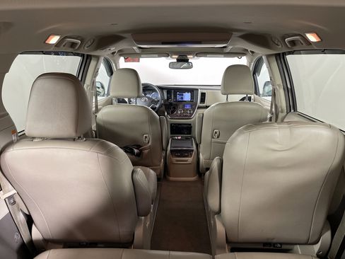 Used 2018 Toyota Sienna XLE Premium image 17