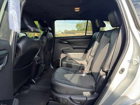 Used 2021 Toyota Highlander XSE AWD/4WD image 16