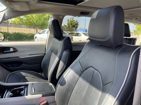 Used 2023 Chrysler Pacifica Limited FWD image 20