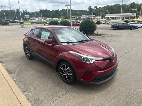 Used 2018 Toyota C-HR XLE FWD image 2