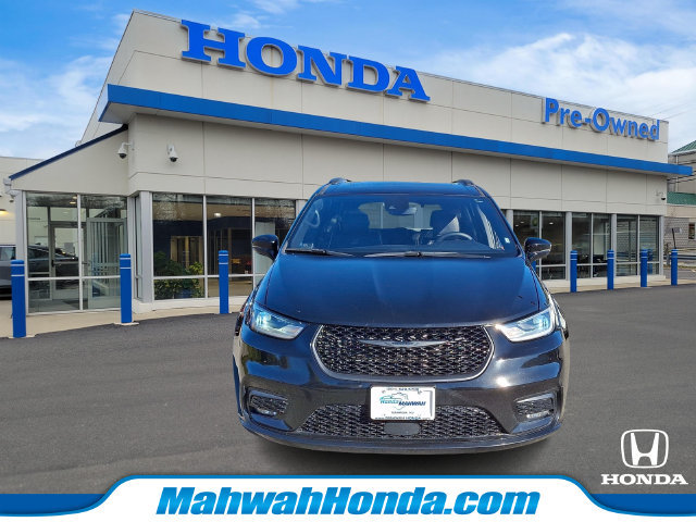 Used 2025 Chrysler Pacifica Limited FWD image 2