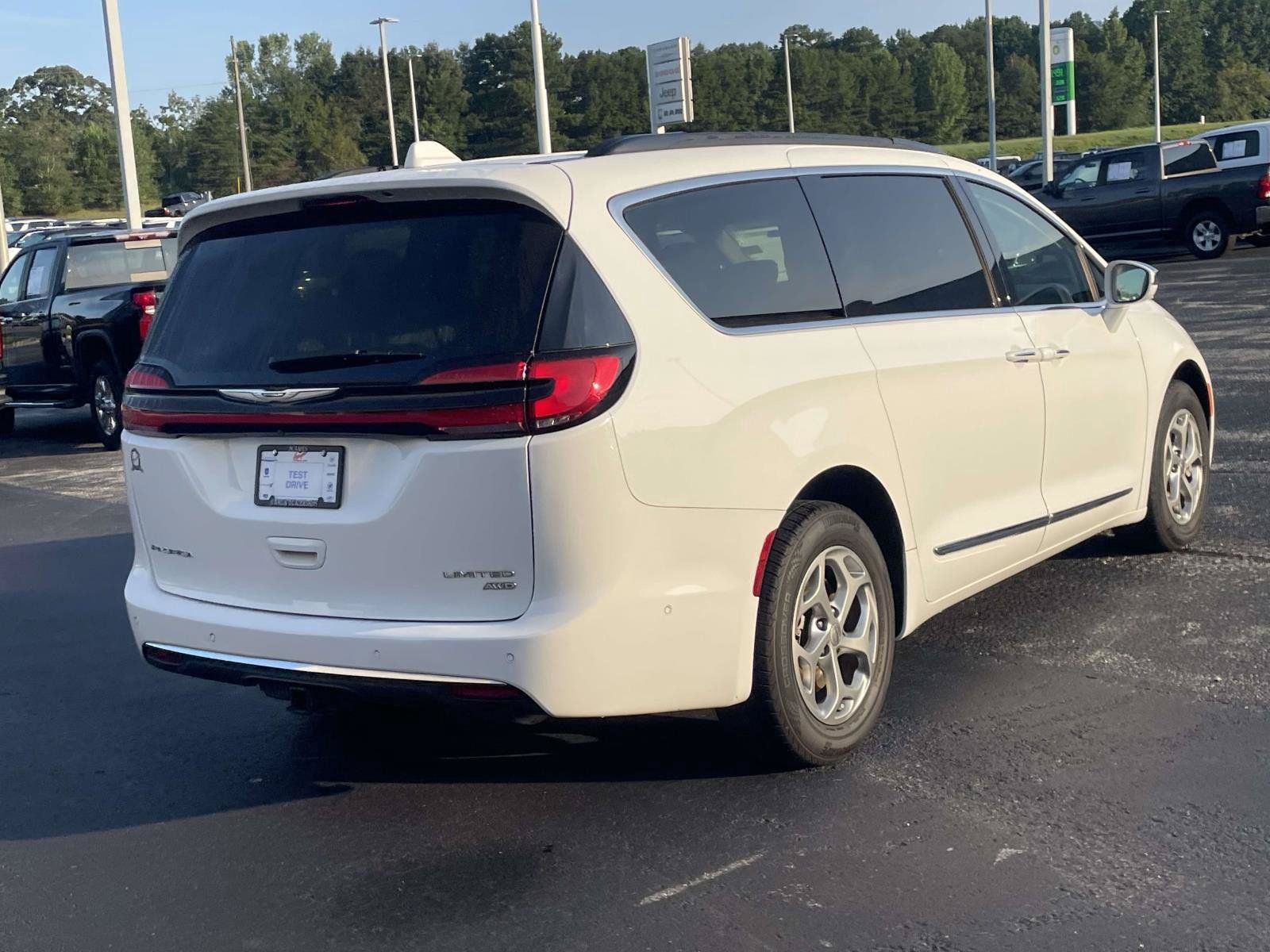 Certified 2022 Chrysler Pacifica Limited AWD/4WD image 3