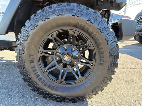 Used 2015 Jeep Wrangler Unlimited Rubicon w/ Connectivity Group image 11