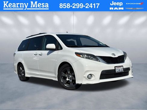 Used 2017 Toyota Sienna SE Premium image 1