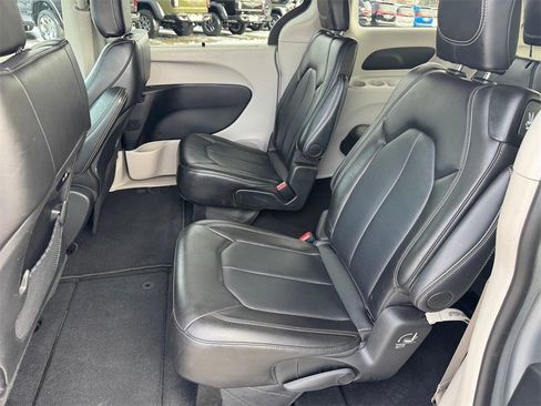 Used 2024 Chrysler Pacifica Touring-L image 9