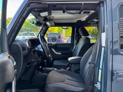 Used 2018 Jeep Wrangler Unlimited Sahara w/ Dual Top Group AWD/4WD image 20